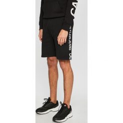 Calvin Klein Jeans - Szorty. Szare spodenki i szorty męskie Calvin Klein Jeans, xl, z nadrukiem, z bawełny, casualowe. W wyprzedaży za 199,90 zł.