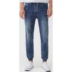 Jeansowe Joggery - Niebieski. Niebieskie spodnie męskie Sinsay, bez wzorów, z jeansu. Za 69,99 zł.
