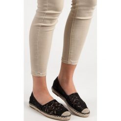 CZARNE ESPADRYLE Z KORONKI. Czarne baleriny damskie LUCKY SHOES, w koronkowe wzory, z koronki, bez obcasa. Za 49,90 zł.