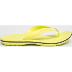 Crocs - Japonki. Żółte kapcie męskie Crocs, z gumy. W wyprzedaży za 89,90 zł.