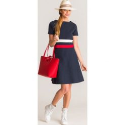 Granatowa sukienka Emporio Armani z wycięciem. Niebieskie sukienki damskie Emporio Armani, na imprezę, bez wzorów, z bawełny, z okrągłym kołnierzem, bez rękawów, mini. Za 714,50 zł.
