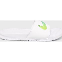 Nike Sportswear - Klapki Benassi Jdi Se. Białe kapcie męskie marki Nike Sportswear, z gumy. Za 129,90 zł.