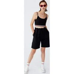 Krótki top z kolorowym pasem. Szare koszulki damskie marki Pull&Bear, bez wzorów, bez kołnierzyka, z krótkim rękawem. Za 29,90 zł.