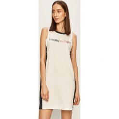 Tommy Hilfiger - Sukienka. Białe sukienki damskie TOMMY HILFIGER, na co dzień, s, z aplikacjami, z bawełny, casualowe, z okrągłym kołnierzem, bez rękawów, mini, proste. Za 229,90 zł.