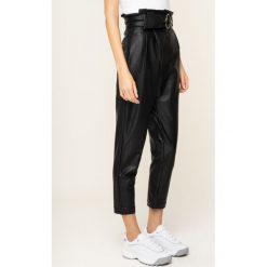Spodnie skórzane Guess Saba W01B58 WBG60. Czarne spodnie damskie Guess, l, ze skóry ekologicznej. W wyprzedaży za 439,00 zł.