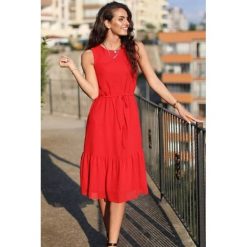 Sukienka ANSHIE RED. Czerwone sukienki damskie IVET, na lato, bez wzorów, bez kołnierzyka, bez rękawów, długie, midi. W wyprzedaży za 79,00 zł.