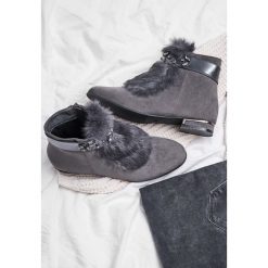 Ciemnoszare Botki Teeny Frost. Szare botki damskie na zamek vices, na płaskiej podeszwie. Za 99,99 zł.