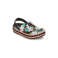 Chodaki Crocs CROCBAND SEASONAL GRAPHIC CLOG. Czarne klapki damskie Crocs, bez wzorów, bez obcasa. W wyprzedaży za 153,30 zł.