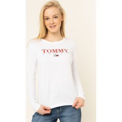 Bluzka Tommy Jeans Essential Logo DW0DW07525. Niebieskie bluzki damskie Tommy Jeans, s, bez wzorów, z bawełny, bez kołnierzyka, bez rękawów. Za 179,00 zł.