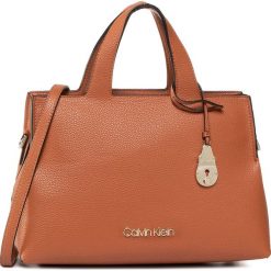 Torebka CALVIN KLEIN - Neat Tote Md K60K606426 BRW. Pomarańczowe torebki klasyczne damskie Calvin Klein, bez wzorów, ze skóry ekologicznej, klasyczne, na ramię, bez dodatków. Za 699,00 zł.