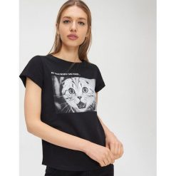 Koszulka z kotem - Czarny. Czarne koszulki damskie Cropp, s. Za 39,99 zł.