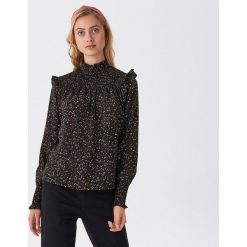 Bluzka w drobne kwiaty - Wielobarwny. Bluzki damskie House, s, w kwiaty, bez kołnierzyka, bez rękawów. W wyprzedaży za 39,99 zł.