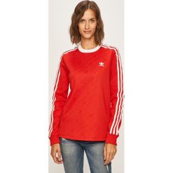 Adidas Originals - Longsleeve. Czerwone topy damskie adidas Originals, bez wzorów, z elastanu, z okrągłym kołnierzem. W wyprzedaży za 139,90 zł.