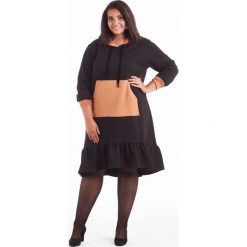 Czarna sukienka Tina z falbanką XXL. Czarne sukienki damskie Moda Size Plus Iwanek, na co dzień, na jesień, xxl, bez wzorów, z bawełny, eleganckie, z kapturem, z krótkim rękawem, długie, mini. Za 145,00 zł.