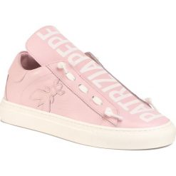 Sneakersy PATRIZIA PEPE - 2V8869/A3KW-R673 Peony Pink R673. Różowe półbuty damskie Patrizia Pepe, na co dzień, bez wzorów, ze skóry, bez obcasa, na płaskiej podeszwie, bez zapięcia. W wyprzedaży za 539,00 zł.