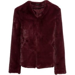 Krótka kurtka ze sztucznego futerka bonprix czerwony klonowy. Czerwone kurtki damskie marki bonprix, z haftami, eleganckie, krótkie, bez kaptura. Za 74,99 zł.