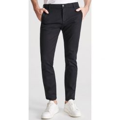 Garniturowe spodnie SLIM FIT - Czarny. Czarne spodnie garniturowe męskie Reserved, bez wzorów. Za 129,99 zł.