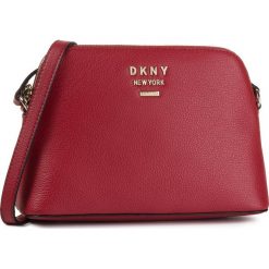 Torebka DKNY - Whitney Dome Cbody R94EHG04 Bright Red/8RD. Czerwone listonoszki damskie DKNY, bez wzorów, ze skóry, na ramię, bez dodatków. W wyprzedaży za 509,00 zł.