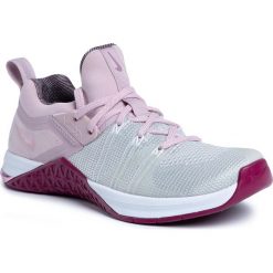 Buty NIKE - Metcon Flyknit 3 AR5623 150 White/Plum Chalk/Matte Silver. Różowe buty sportowe damskie Nike, bez wzorów, ze skóry ekologicznej, sportowe, do biegania. W wyprzedaży za 429,00 zł.