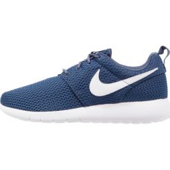 Nike Sportswear ROSHE ONE Tenisówki i Trampki midnight navy/white/gym blue/black. Niebieskie trampki męskie Nike Sportswear, z tworzywa sztucznego. W wyprzedaży za 242,10 zł.