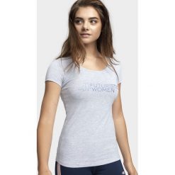 T-shirt damski TSD011 - ciepły jasny szary melanż. Szare t-shirty damskie 4f, bez wzorów, bez kołnierzyka. W wyprzedaży za 44,99 zł.