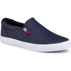 Tenisówki TOMMY HILFIGER - Essential Slip On Sneaker Denim FM0FM02686 Desert Sky DW5. Niebieskie półbuty męskie TOMMY HILFIGER, na co dzień, bez wzorów, z gumy, bez zapięcia. Za 299,00 zł.