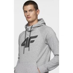 Bluza męska BLM302 - chłodny jasny szary melanż. Szare bluzy męskie m, bez wzorów, z dzianiny, z kapturem, bez rękawów, z kapturem. Za 149,99 zł.