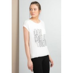 Bluzka z napisami. Szare t-shirty damskie Monnari, z napisami, z jeansu, bez kołnierzyka. Za 59,50 zł.