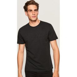 T-shirty męskie: T-shirt z wypukłym napisem - Czarny
