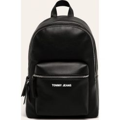 Tommy Jeans - Plecak. Czerwone plecaki damskie Tommy Jeans, bez wzorów, z jeansu. W wyprzedaży za 329,90 zł.