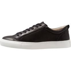Shoe The Bear COLE Sneakersy niskie black. Czarne sneakersy męskie marki Shoe The Bear, bez wzorów, ze skóry, bez zapięcia. Za 509,00 zł.