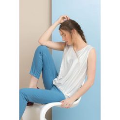 Elegancka bluzka z połyskiem. Bluzki damskie Monnari, bez wzorów, prążkowane, eleganckie, bez kołnierzyka, bez rękawów. Za 59,50 zł.