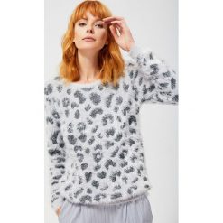 Sweter typu miś w metaliczne cętki. Szare swetry damskie Moodo, xs, bez wzorów, z wiskozy, klasyczne, z długim rękawem, długie, bez kaptura. Za 79,99 zł.