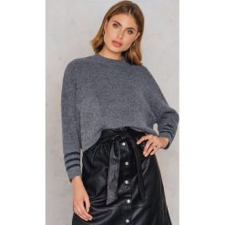 NA-KD Sweter z dzianiny z kieszeniami z przodu - Grey. Szare swetry damskie NA-KD, bez wzorów, z dzianiny, z długim rękawem, długie, bez kaptura. Za 161,95 zł.