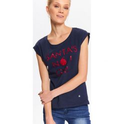 T-SHIRT DAMSKI ŚWIĄTECZNY Z NADRUKIEM. Szare t-shirty damskie marki Top Secret, eleganckie, z chokerem. Za 29,99 zł.