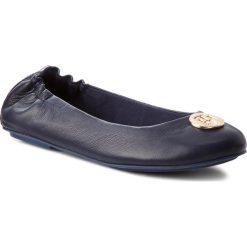 Baleriny TOMMY HILFIGER - Flexible Ballerina Leather FW0FW03401 Tommy Navy 406. Niebieskie klasyczne baleriny damskie TOMMY HILFIGER, ze skóry, na płaskiej podeszwie. W wyprzedaży za 259,00 zł.