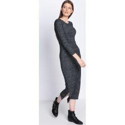 Ciemnoszara Sukienka Seven Wishes. Szare długie sukienki marki Born2be, l, z materiału, z okrągłym kołnierzem, dopasowane. Za 49,99 zł.