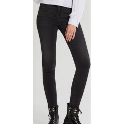 Jeansy skinny mid waist - Czarny. Czarne jeansy damskie Cropp, bez wzorów, z jeansu. Za 99,99 zł.