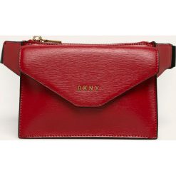 Dkny - Nerka skórzana. Czerwone nerki damskie DKNY, w paski, ze skóry, casualowe, małe, bez dodatków. Za 859,90 zł.