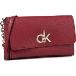 Torebka CALVIN KLEIN - Re-lock Flap Xbody K60K605608 Barn Red. Czerwone listonoszki damskie Calvin Klein, na co dzień, bez wzorów, ze skóry ekologicznej, eleganckie, bez dodatków. Za 649,00 zł.