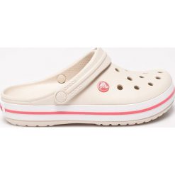 Crocs - Klapki. Szare klapki damskie Crocs, bez wzorów, z materiału, bez obcasa. Za 199,90 zł.