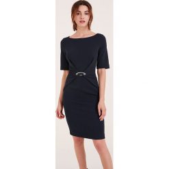 Sukienka w kolorze granatowym. Niebieskie sukienki damskie Heine, na co dzień, bez wzorów, bez kołnierzyka, bez rękawów, midi, proste. W wyprzedaży za 122,95 zł.