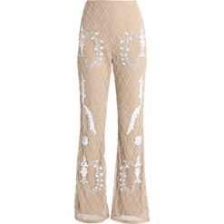 Missguided PEACE LOVE EMBELLISHED FLARED TROUSERS Spodnie materiałowe nude. Szare spodnie damskie Missguided, bez wzorów, z poliesteru. W wyprzedaży za 345,95 zł.