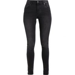 Q/S designed by Jeans Skinny Fit black denim heavy stone washed. Czarne jeansy damskie relaxed fit marki Q/S designed by, z bawełny. W wyprzedaży za 135,20 zł.