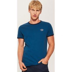 T-shirt z kontrastowym obszyciem - Khaki. Brązowe t-shirty męskie marki House, l, z kontrastowym kołnierzykiem. Za 35,99 zł.