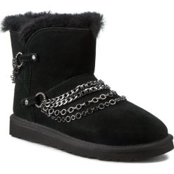 Buty UGG - W Reese 1010853 Black. Czarne kozaki damskie Ugg, z wełny, bez obcasa, bez zapięcia. W wyprzedaży za 939,00 zł.