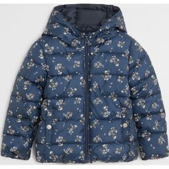 Mango Kids - Kurtka dziecięca Ali7 110-164 cm. Czarne kurtki dziewczęce Mango Kids, bez wzorów, z poliesteru, krótkie, z kapturem. Za 99,90 zł.