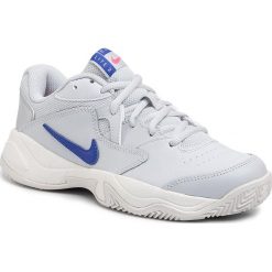 Buty NIKE - Court Lite 2 Clv CD7134 001 Pure Platinum/Racer Blue. Białe buty sportowe damskie Nike, ze skóry, sportowe, tenisowe. W wyprzedaży za 259,00 zł.