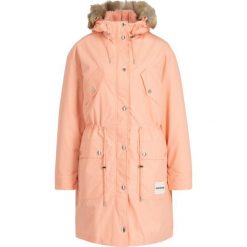 Kurtka zimowa Calvin Klein Jeans J20J211535. Różowe kurtki damskie Calvin Klein Jeans, na zimę, m, bez wzorów, z bawełny, bez kaptura. W wyprzedaży za 599,00 zł.