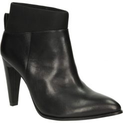 BOTKI CLARKS AZIZI POSEY 26112858. Czarne botki damskie marki Clarks, bez obcasa, bez zapięcia. Za 279,99 zł.